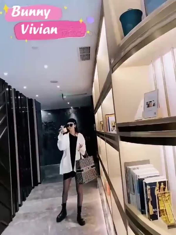 推特女神爱丝袜Vivian姐定制版流出 - 超强功力隔丝艹小姐姐自拍