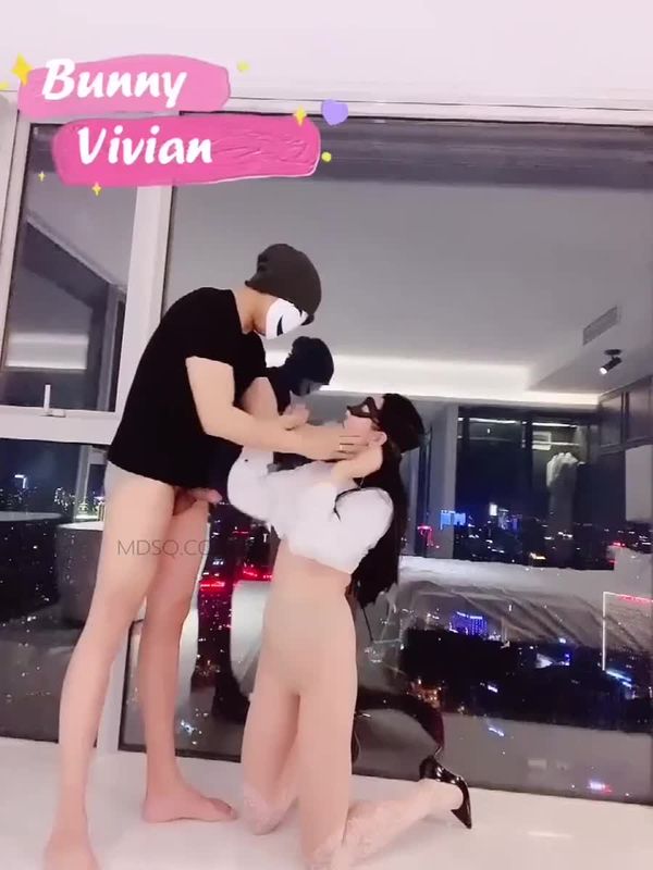 推特女神爱丝袜Vivian姐定制版流出 - 性感花纹肉丝榨精御姐自拍