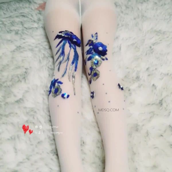 极品福利姬小洋又-原味白丝展示诱惑自拍