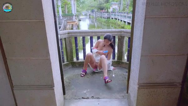 曾经超火P站宜家事件女主角▌Fullfive ▌- 公园露出观景楼光明正大zw自拍