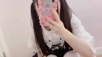 小野樱是谁？小野樱又叫蔡小熊i，这一部短片是斗鱼蔡小熊的自拍福利