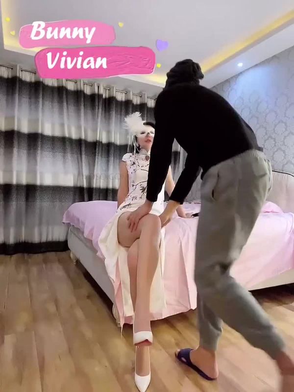最浪推特网红【爱丝袜Vivian姐】最新定制 - 旗袍女神自拍