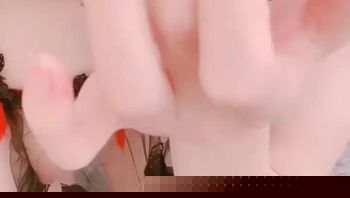 桃桃谷是谁？桃桃谷是新晋网红女神，这一部天台露出福利视频中，桃桃谷穿着情趣装，特别的sao