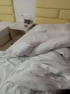 【清纯女闺蜜】背着婊妹勾引她性感的闺蜜，婊妹在睡觉对闺蜜不断撩骚挑拨强硬扒光，大鸡巴直接上打着灯草给狼友看精彩刺激。