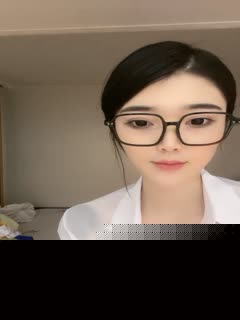 神似冯提莫-眼镜美女苏苏LUCKY-超有范，这小穴干净整洁，好想下口舔爆她，肉棒、手指扣得搔穴直流水！(1)第01集