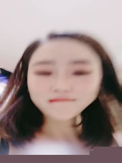 新人依然露脸激情大秀，情趣黑丝高跟装诱惑，表情好骚，揉奶玩逼刺激狼友，听指挥道具抽插骚穴特写呻吟可射第01集