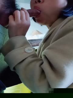 短发露脸风骚少妇跟小哥下象棋，输了脱衣服的，边下边玩奶头子给小哥口交大鸡巴，衣服都没脱完就草上了真骚第01集