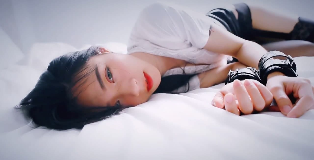 课后补习家教故意弯腰露奶 趁爸妈不在手伸进裙底让我硬到受不了