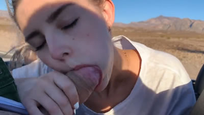 拉斯维加斯敞篷车震！金发尤物埃尔菲与年轻女孩豪车内激情碰撞