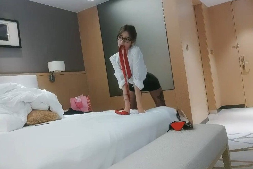 云南别克君威车模第三场激战升级，车内疯狂抽插高潮不断！