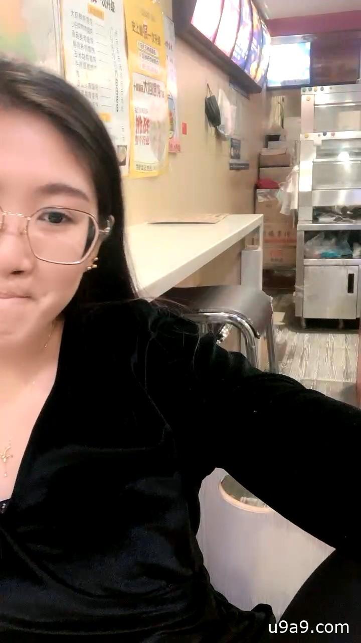 炸鸡店老板娘深夜偷开直播！厨房揉捏骚奶露点，脱裤掰开湿穴任狼友指挥玩弄，刺激喷水！