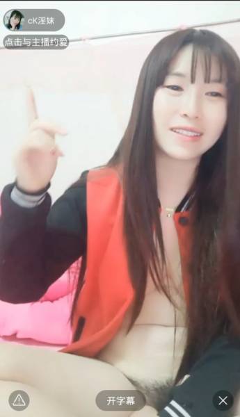 每日两场！人气美少妇主播被双男轮换后入狂插，国语淫叫骚话不断