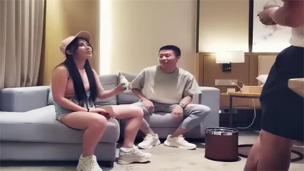 9总探花大神全国巡游 宝马女车主车内双飞 双龙戏珠3P激战实录