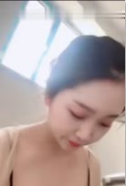 20岁新婚嫩妻户外露奶诱惑 回家黑丝足交伺候老公