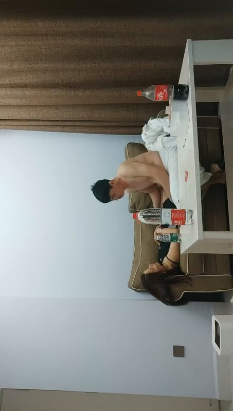 爱情故事：网恋奔现，未婚骚女饱餐后被抱操大屁股，床上猛干高潮迭起