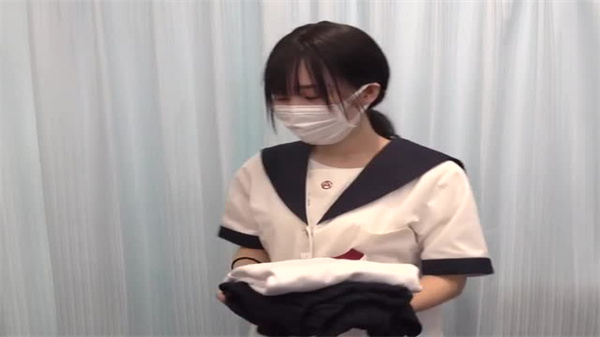 诊室里的变态偷窥！白大褂医生暗中窥视女患者更衣