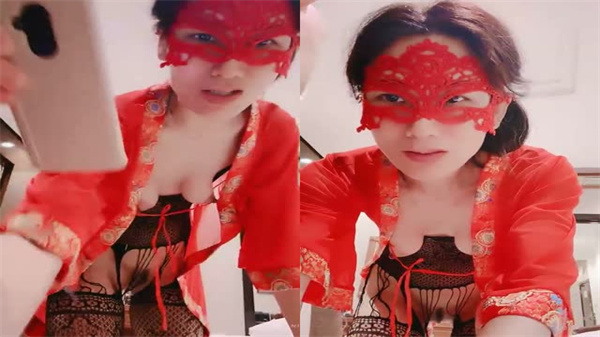 爆乳人妻穿连体网袜勾引洋老公，被按在沙发上狂操到潮吹喷水