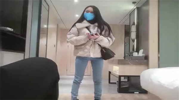 私约纤瘦美眉激情交合，狂野啪啪声浪彻夜不息！