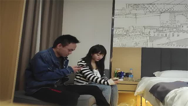 条纹衫兼职妹约炮实录，各种姿势玩到潮吹喷水