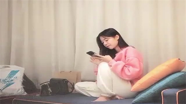 大屌哥网约两个极品清纯外围嫩妹激情双飞_.