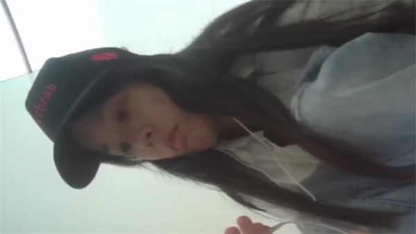 电子厂流出正面全景靓妹身穿连体裙.