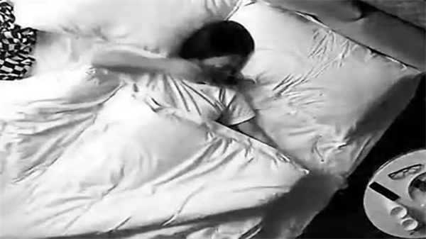 大学生情侣一边看着AV照着里面姿势干_.