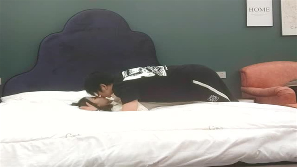 乖巧甜美外围小姐姐扒掉内裤埋头舔逼