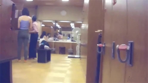 女澡堂更衣间偷拍