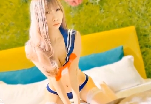 SWAG-拉拉队 校花骚货穿紧身队服被轮番爆操 淫水狂喷湿透体操垫