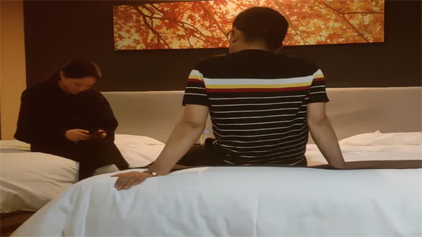 偷拍甜美空姐温柔少妇