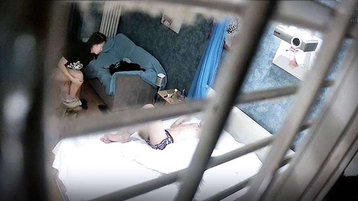 酒店监控疯传：极品长腿蜜桃臀沙发上被操翻，骚穴猛吞巨根狂泄春水